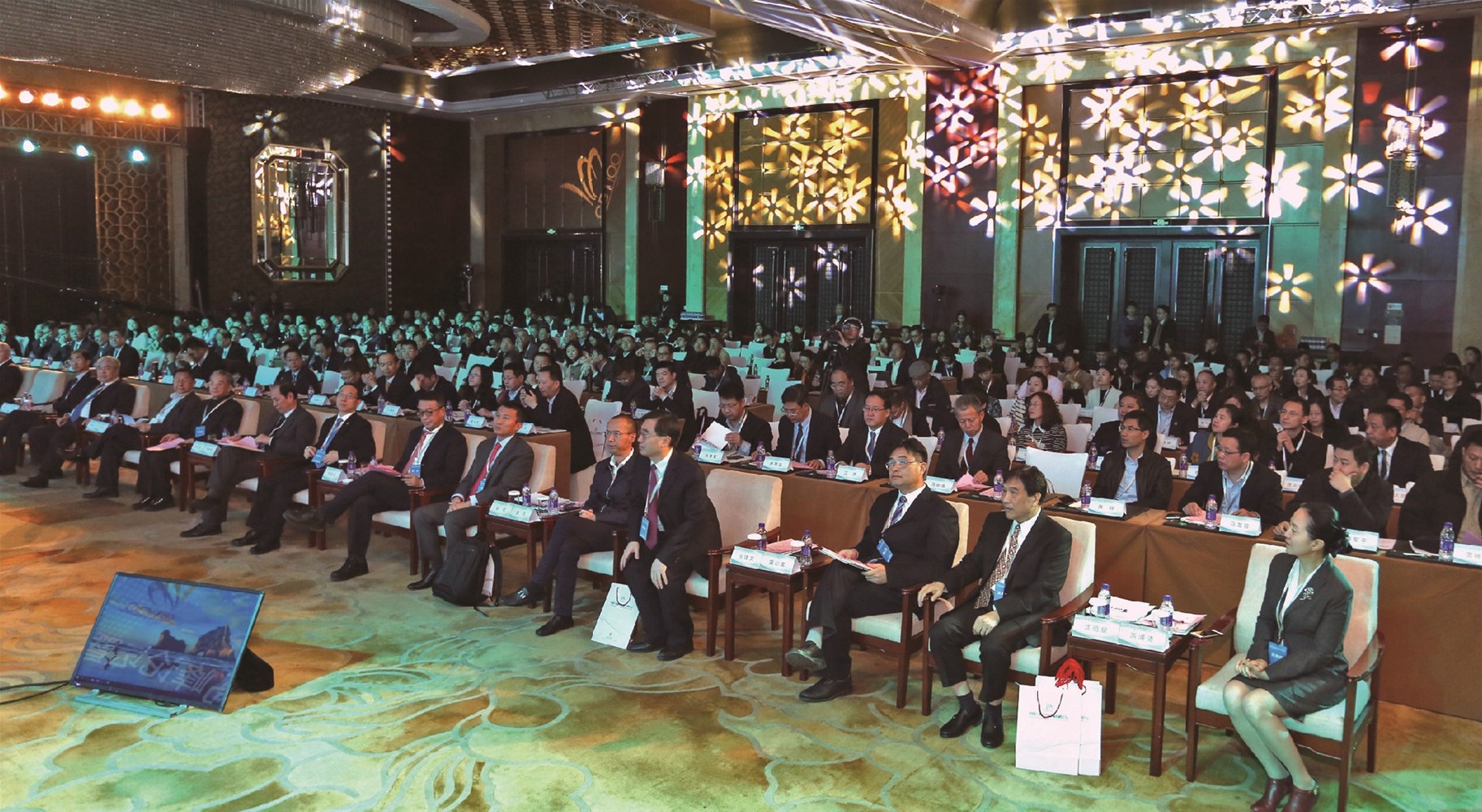 The 17th China Business Top 100 Listed Companies Summit Forum was grandly held in Beijing