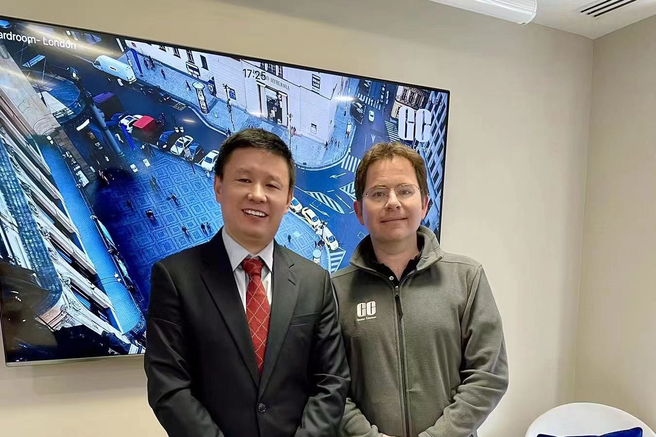 Zhang Youyi,Managing Director of China Business Top  500 Alliance, talks with Benjamin Wegg-Prosser, CEO of the British Global Council