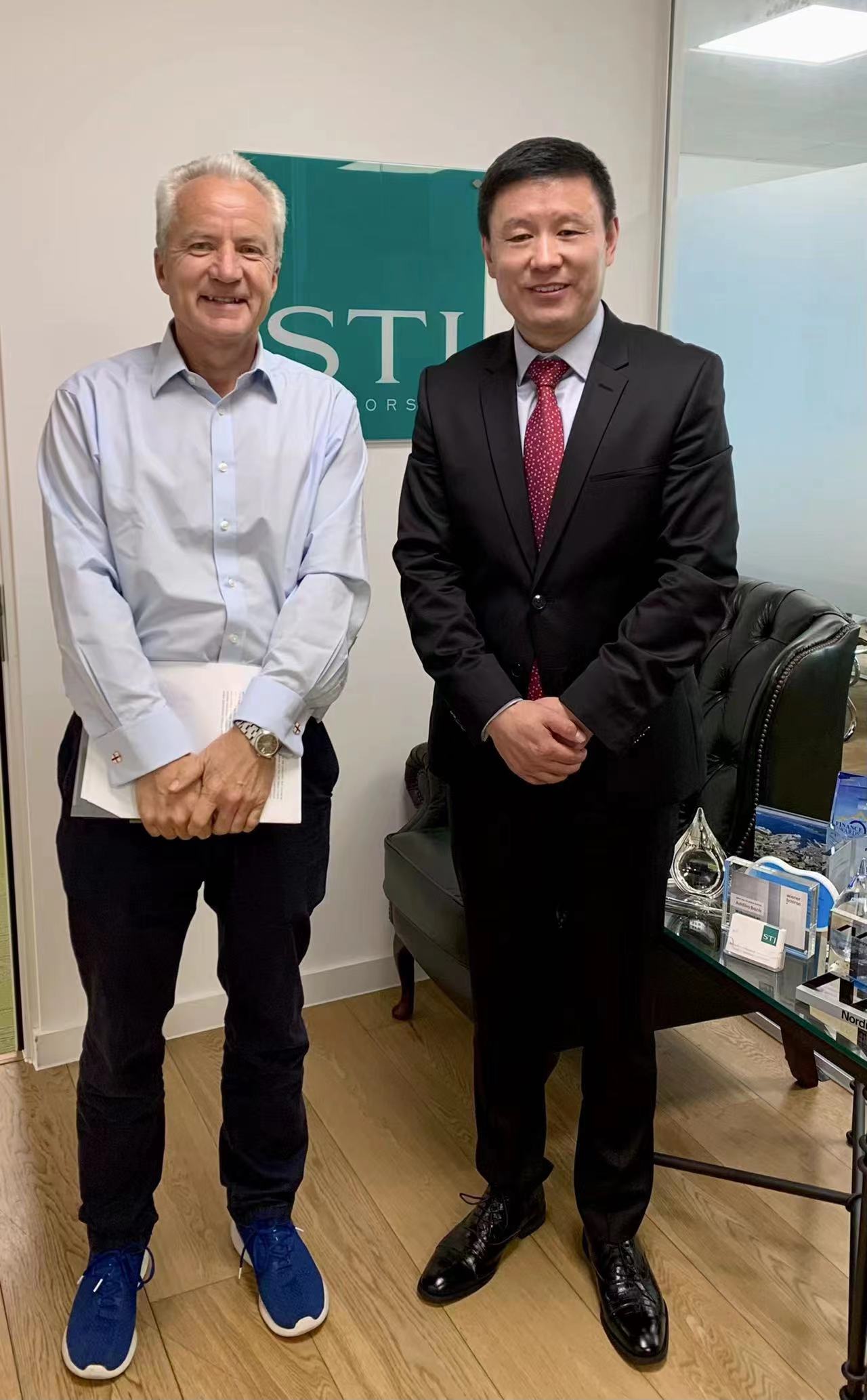 Zhang Youyi, Managing Director of CBT 500 Listed Companies Alliance, talks with St. John, Chairman of St. John's Group(图1)